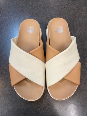 Sorel Cream & Tan Crossover Slide Sandals